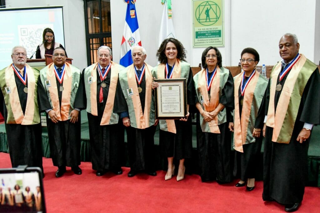Academia de Ciencias inviste a la doctora Laura Sánchez Vincitore como Miembro de Número