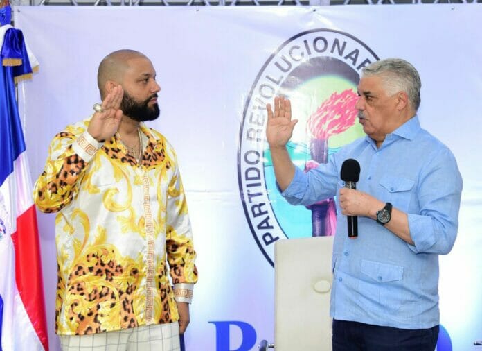 PRM juramenta en el partido a el artista urbano El Cata