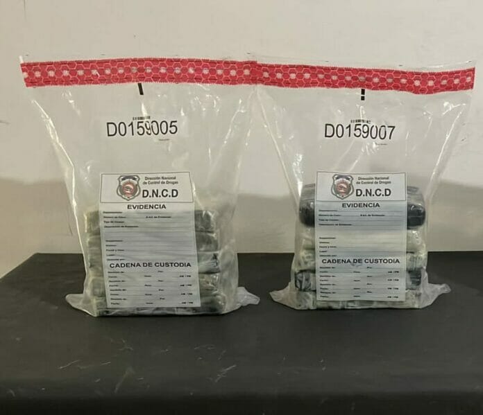 Arrestan dos en Higüey con 15 paquetes presumiblemente de cocaína