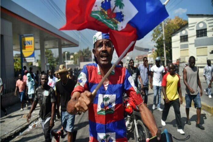 Paralizan todas las actividades en Haití y atacan a una estación de radio