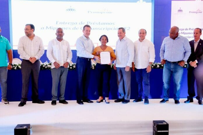 Gobierno entrega más de RD$110 MM en préstamos a 948 empresarios en Cristo Rey