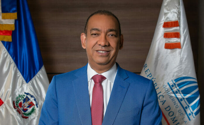 Ministro de Obras Públicas viajó este miércoles a Panamá para conocer nueva tecnología de asfalto