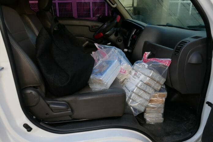 Ex raso se le ocupan 26 paquetes de cocaína