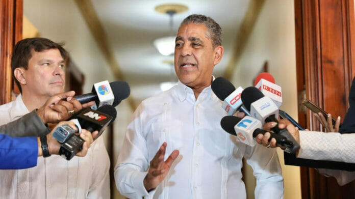 Adriano Espaillat solicita retirar alerta emitida por la Embajada de EE. UU. en RD