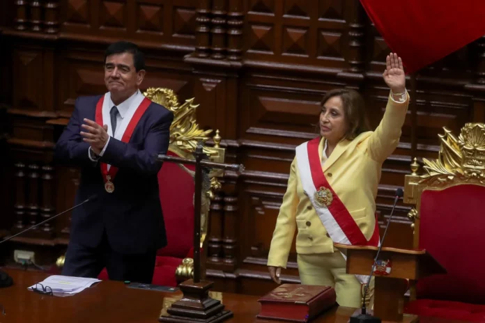 Juramentan a Dina Boluarte como nueva presidenta del Perú
