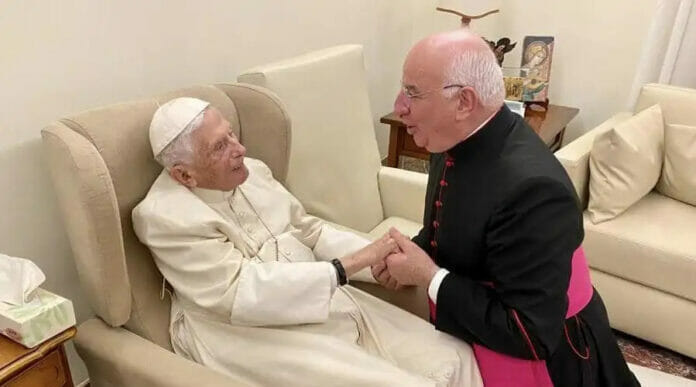 Benedicto XVI sigue estable y asistió a una misa en su habitación