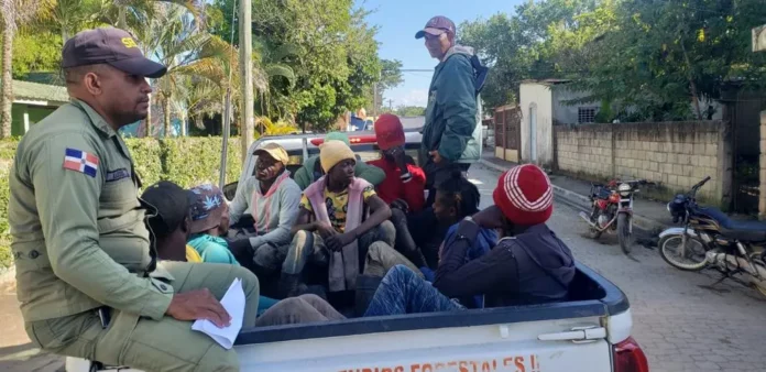 Senpa retira haitianos vendían ropa usada en carretera de Constanza