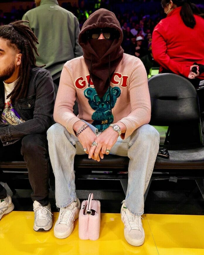 Luego de polémica con fanática, Bad Bunny reaparece en juego de Los Ángeles Lakers