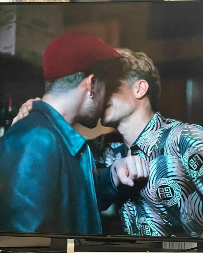 Filtran imágenes de Bad Bunny besando a otro hombre