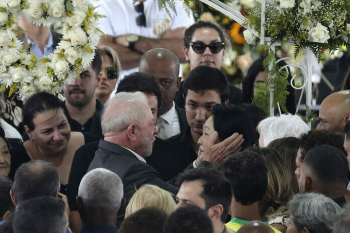 Lula rinde homenaje a Pelé en la capilla ardiente de Vila Belmiro