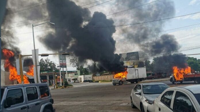 México suma 29 muertos en jornada violenta tras detención de hijo del Chapo