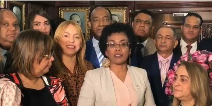 Diputados del PLD dan efusiva bienvenida a Fiordaliza Peguero