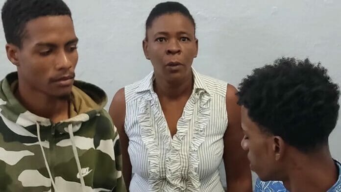 Madre entrega a hijos acusados de matar a propietario de Rent Car