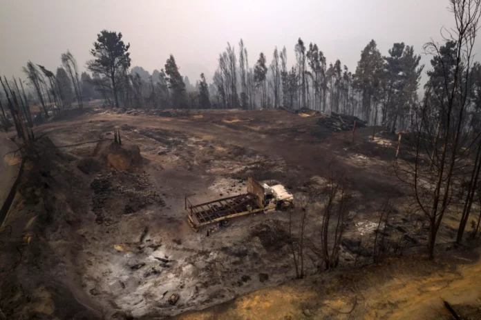 Chile recibe ayuda internacional para combatir los incendios que ya dejan 26 muertos