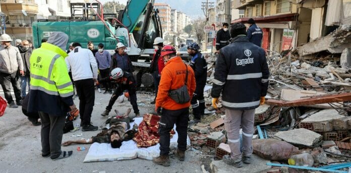 Milagro en Turquía: rescatan un padre y su hijo 54 horas después del sismo