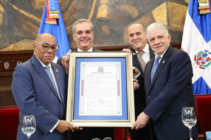 Reconocen de trayectoria de Milton Ray Guevara Reconocen de trayectoria de Milton Ray Guevara