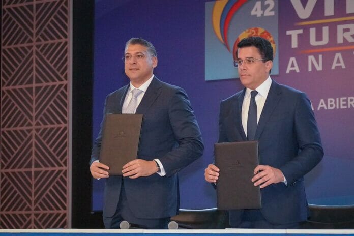 MITUR firma acuerdo para fomentar vuelos desde Santiago a Bogotá