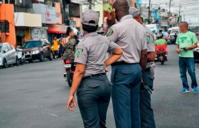 El presidente de la República sostuvo que se incrementarán de nuevo los salarios de los Policías en otro 20% en el segundo trimestre de este año. 