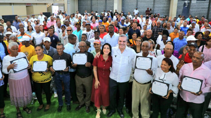 Abinader entrega 719 títulos de propiedad en Azua