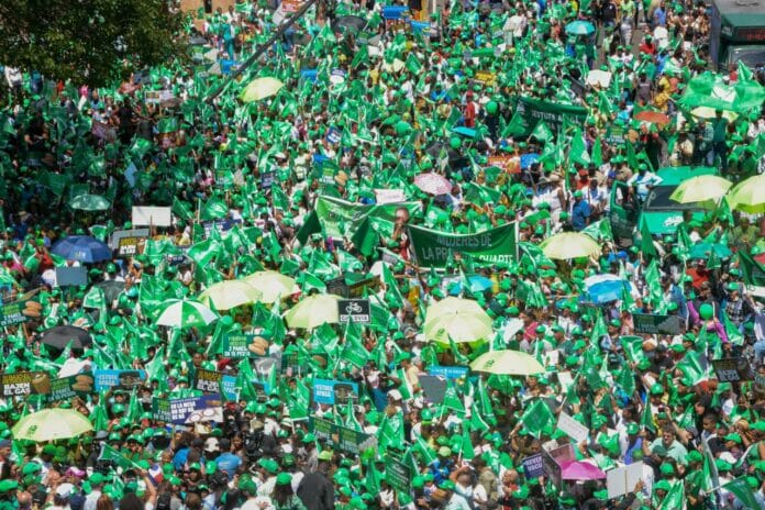 Miles de mujeres de la Fuerza del Pueblo marchan contra el alto costo de la vida