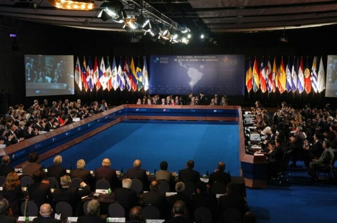 Cancilleres abordan temas de la región a puertas cerradas