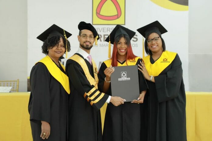 Uniremhos graduó 504 profesionales de grado y postgrado