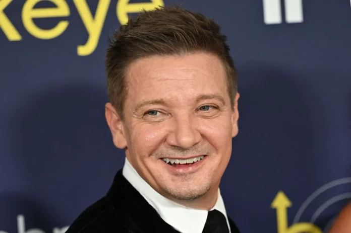 Video de Jeremy Renner caminando por primera vez desde su accidente