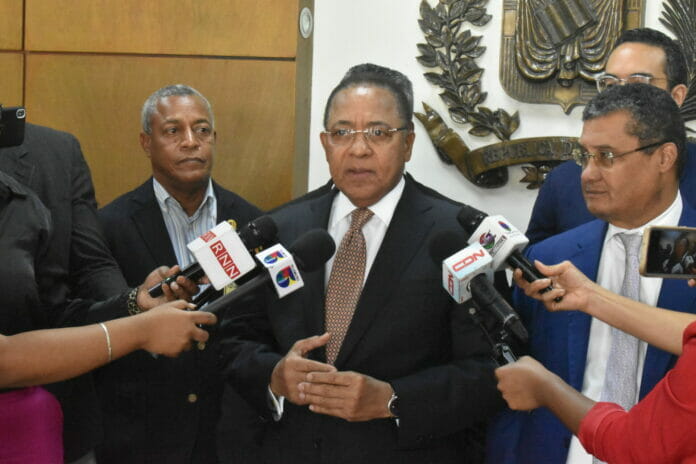 JCE entrega resolución que restablece personería jurídica al PDI