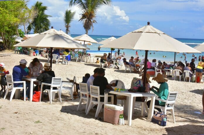 Más de 180,000 turistas visitan el país esta Semana Santa