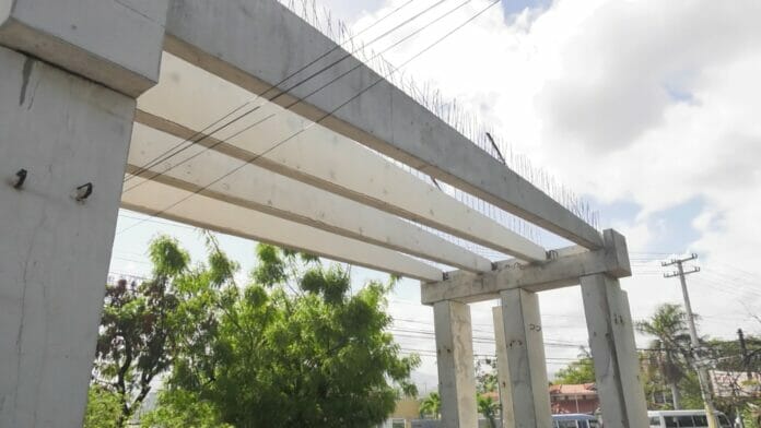 Por falta de peatonal ciudadanos desafía el peligro en San Cristóbal