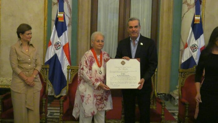 Condecoran a Rosa Bonetti por defensa a recursos medioambientales