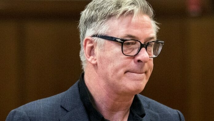 Cargos por homicidio involuntario contra Alec Baldwin fueron oficialmente retirados