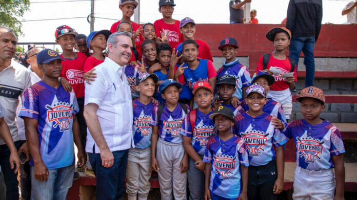 Abinader entrega polideportivos y otras instalaciones en provincias Duarte y Sánchez Ramírez