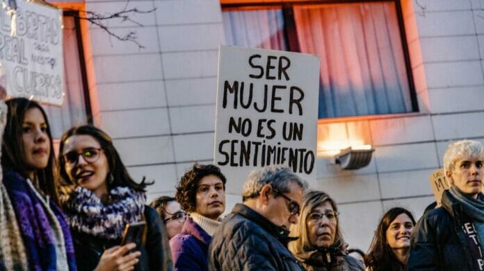 Hombre cambia de sexo y alega no puede ser acusado por violencia de género