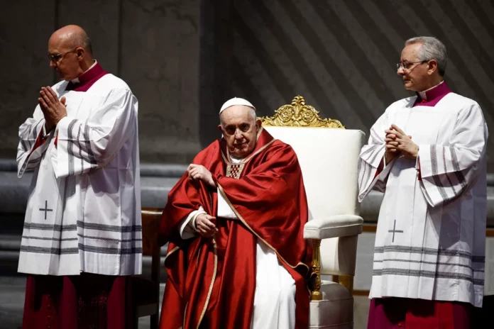 El papa Francisco encabeza la celebración de la Pasión en la Basílica de San Pedro