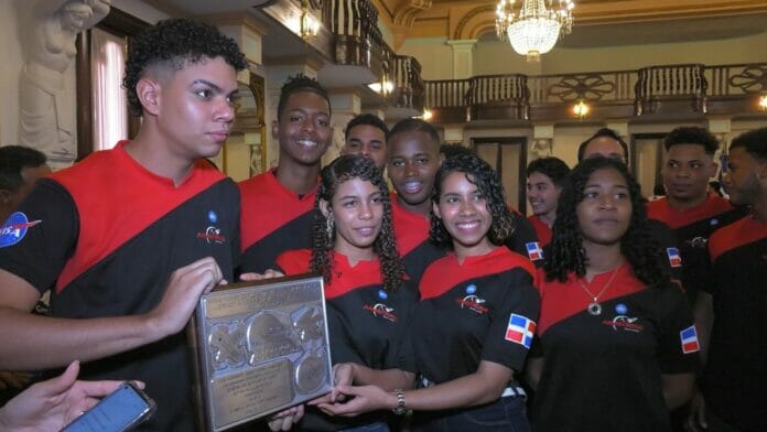 Abinader recibe estudiantes ganadores concurso de la Nasa