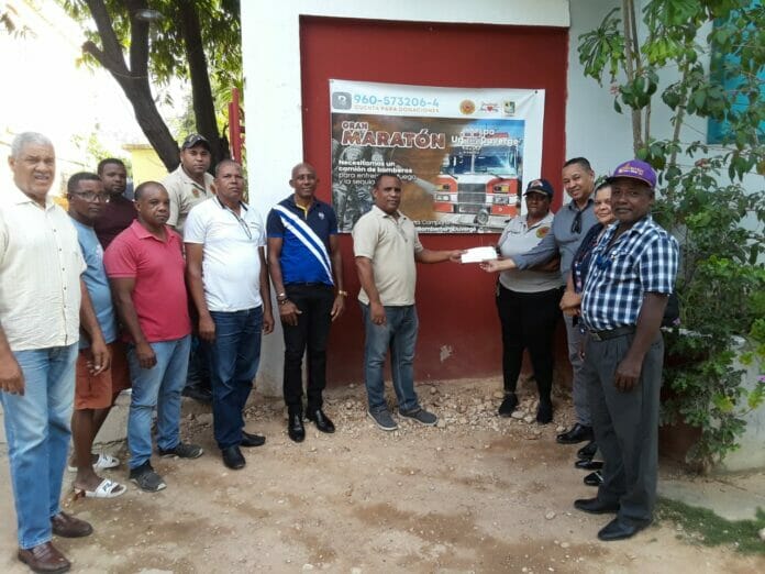 Senador Valentín Medrano realiza donativo al Cuerpo de Bomberos de Duvergé