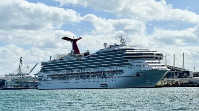 Hombre cae de un crucero al agua frente a la costa de Florida