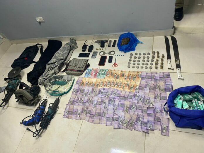 Apresan dos hombres por posesión de drogas y porte ilegal de armas de fuego