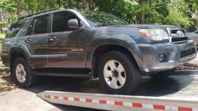 Ministerio de Deporte y DIGESETT retiran vehículos ocupan áreas verdes en Centro Olímpico