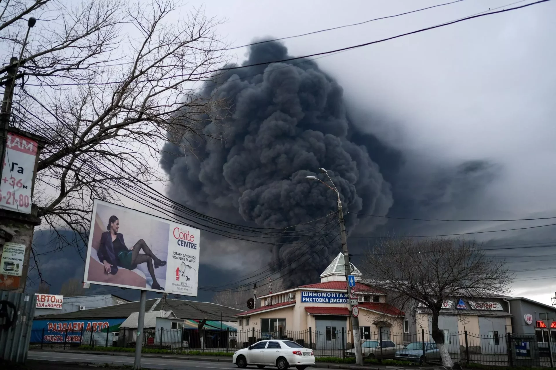 Archivo-El humo se eleva después de un ataque del Ejército ruso en Odessa, en el Mar Negro, sur de Ucrania, el 3 de abril de 2022.