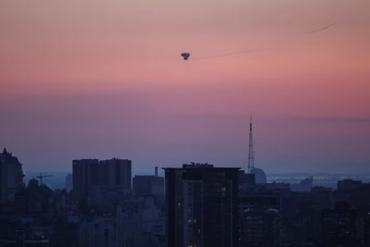 El momento en que un misil estalla en el cielo de Kiev alcanzado por la defensa de la capital ucramniana.