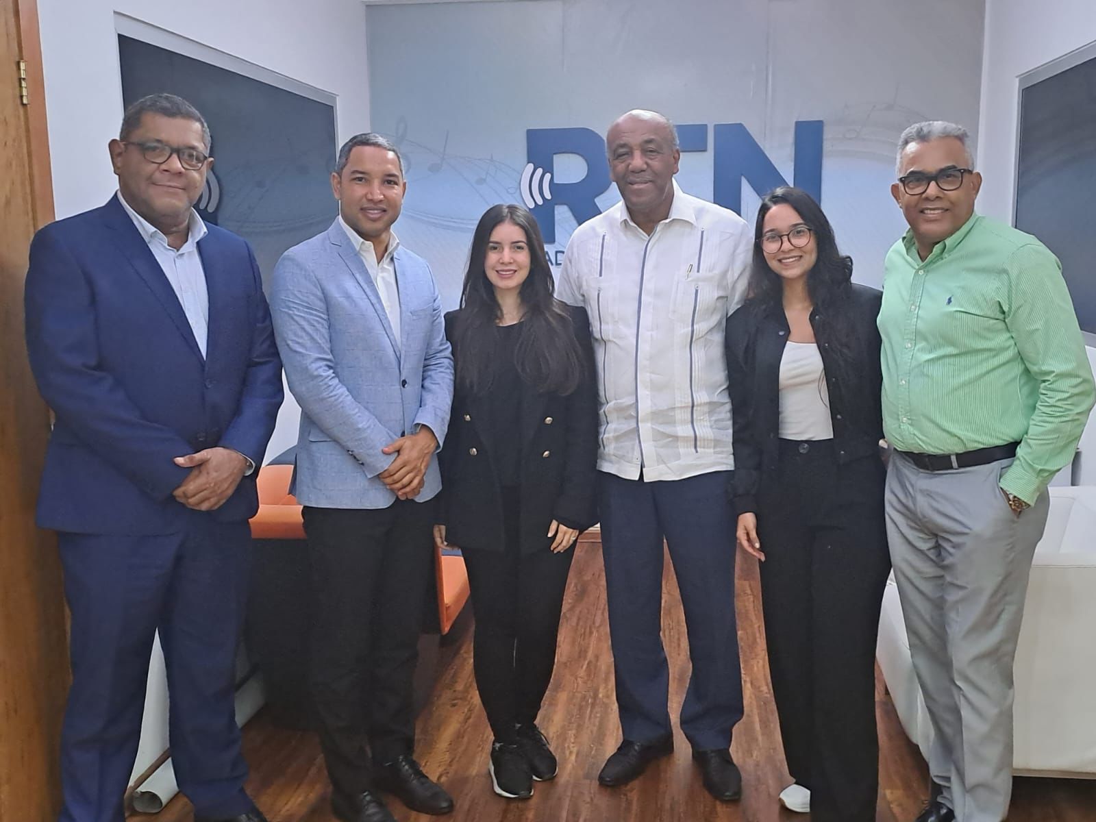 Santo Domingo. - El ministro de Energía y Minas (MEM), Antonio Almonte, instó a la Corporación Minera Dominicana (CORMIDOM) y al Sindicato de Trabajadores de la Mina Cerro de Maimón (SITRACEMA) a dar los pasos necesarios para reabrir a la mayor brevedad las actividades productivas de esa empresa, paralizadas hace casi un mes.
El ministro Almonte destacó que las actuaciones del Estado dominicano han sido cónsonas con el respeto de las leyes, tanto con la empresa CORMIDOM como con el sindicato, garantizando además la seguridad jurídica de las inversiones extranjeras y el derecho de las comunidades.
“Nosotros no hemos intervenido ni a favor ni en contra del sindicato ni de la minera, porque esas son competencias del Ministerio de Trabajo y de los tribunales de justicia. Lo que queremos es que se respeten las decisiones de los tribunales y que entonces se comience a trabajar en consecuencia”, expresó.
Almonte señaló que se reunió con las dos partes para buscar un entendimiento al conflicto que ha afectado la economía local de Maimón, ya que esa empresa es la mayor productora de empleos de ese municipio ubicado en la provincia Monseñor Nouel.
Indicó que en ningún momento ha estado en riesgo la inversión extranjera porque la mejor forma de garantizar el clima de inversiones es lograr que se respeten las decisiones de los tribunales.
“Lo que quiero es destacar la importancia y la necesidad de que rápidamente, a partir de la sentencia de la corte de La Vega, se den los pasos para reabrir las actividades productivas de la mina de Maimón, considerando las cuestiones de seguridad en sentido general de operación de la mina”, dijo Almonte tras resaltar que CORMIDOM genera de manera directa más de 700 empleos y que los comunitarios de la zona han sido los primeros en reclamar la reapertura de la mina.