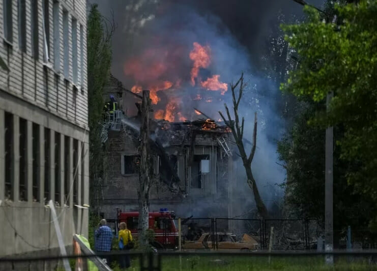 Un rescatista trabaja en el sitio de una clínica fuertemente destruida por un ataque con misiles rusos, en medio del ataque de Rusia a Ucrania, en Dnipro, Ucrania, el 26 de mayo de 2023.