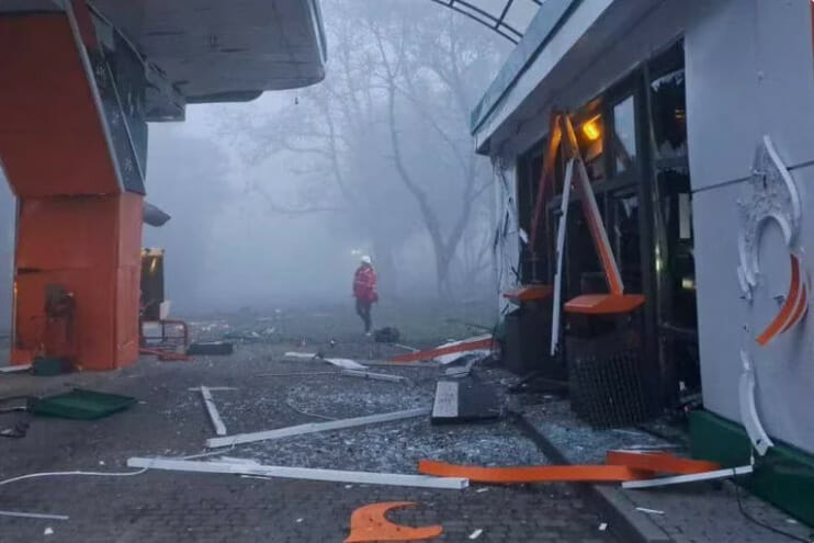 Un rescatista es visto en un recinto de una gasolinera dañada por un ataque con misiles rusos, en medio del ataque de Rusia a Ucrania, en Dnipro, Ucrania, el 26 de mayo de 2023.