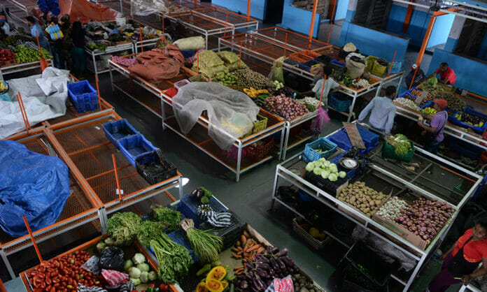 Comerciantes aseguran falta de publicidad reduce ventas en mercado de Herrera