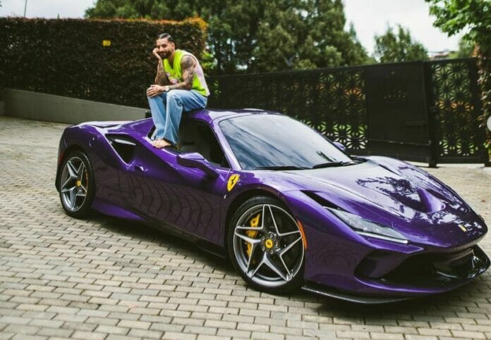 Maluma presenta su nuevo auto un Ferrari F8 Tributo morado