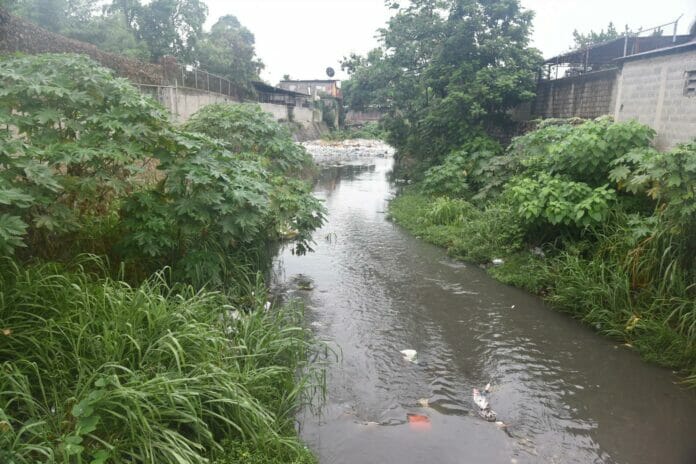Reclaman corregir trabajos en cañada que se desbordó por lluvias