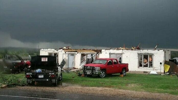 Tornados arrasan ciudad del norte de Texas: hay 3 muertos e importantes daños