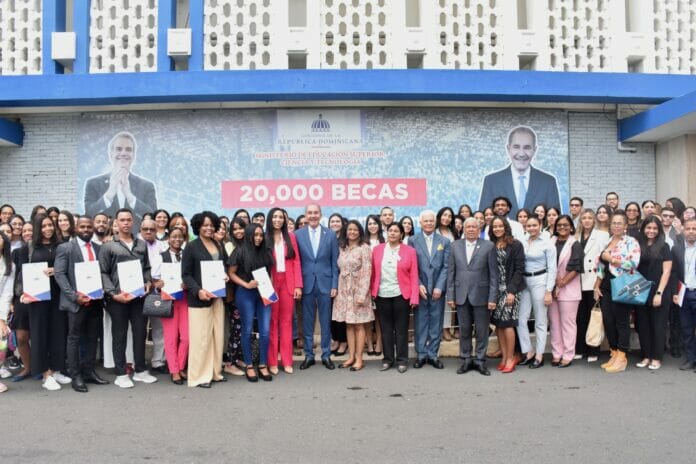 MESCYT entrega 170 becas a alumnos que cursarán posgrados en España e Italia